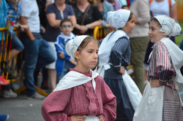 Amaia lleva hasta las fiestas de Llano las danzas vascas al aroma del chocolate de San Juan