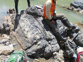 Singkapan filit - jenis batuan metamorf - di sungai luk ulo - karangsambung - jawa tengah