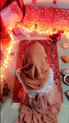 صور بنات دينية إسلامية على المصلية سجادة الصلاة