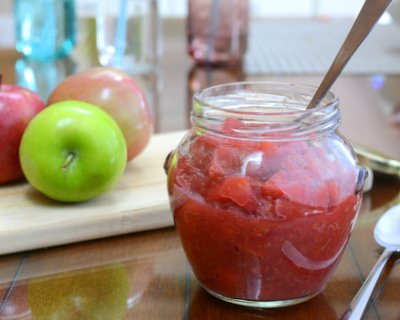 Roasted Applesauce with Raspberries ♥ KitchenParade.com, the raspberries add glorious color and brightness.