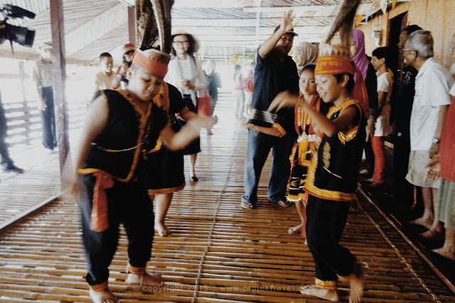 Tarian dari anak-anak mongkos meyambut kedatangan kami