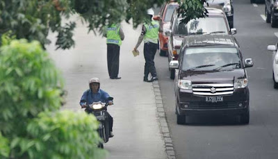 pengendara lincah kabur dari polisi