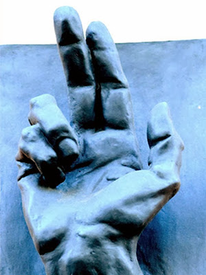En la imagen una mano en postura de bendecir, con los dedos indice y corazon levantados