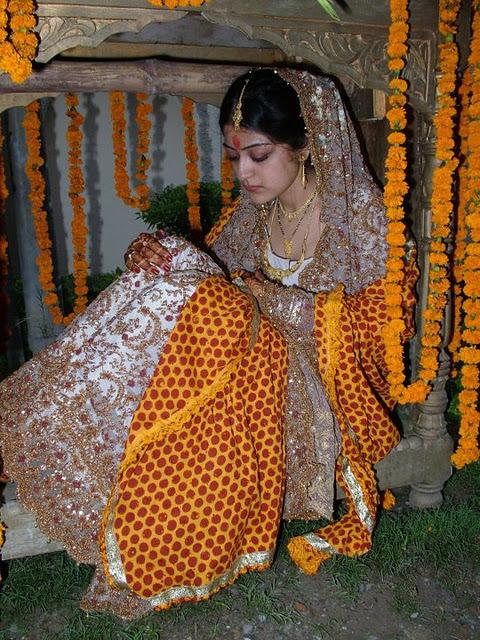 Bridal Mehndi Dresses & Hairstyle ~ Hindi Sms, Good 