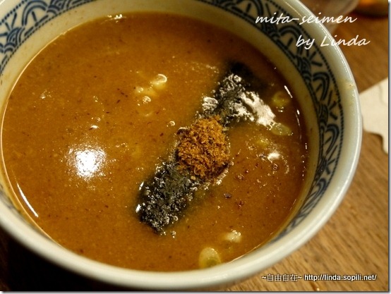 濃郁的柴魚豚骨醬汁,帶點稠度,味道很棒