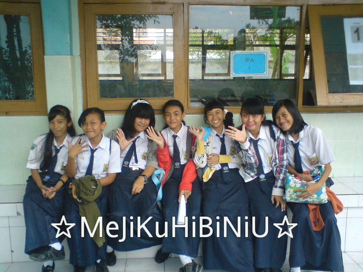  ni foto MEJIKUHIBINIU ni foto sesudah UTS semester 1 kelas 7 LOVE ALL 