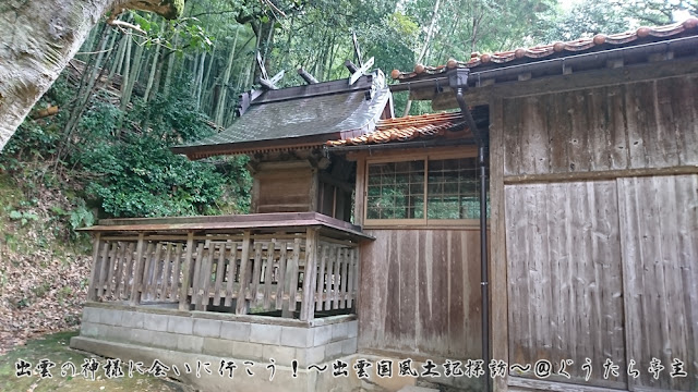 嘉羅久利神社　本殿左