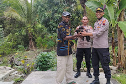 Polres Jayapura Salurkan Bibit Ayam dan Alat Olahraga di Pos VII Cyclop Sentani