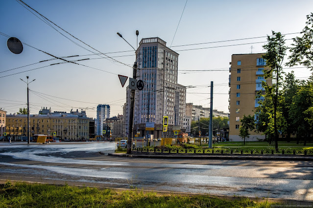 Две многоэтажки у заасфальтированной площади