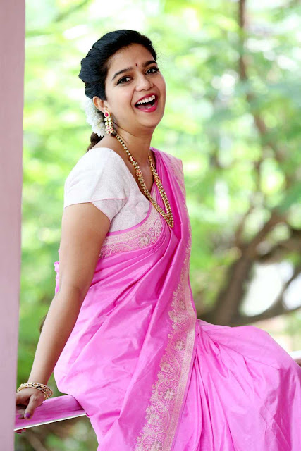 Tollywood actress Swathi Reddy smiling pics in saree