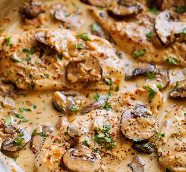 ONE SKILLET CHICKEN WITH GARLICKY MUSHROOM CREAM SAUCE #familydinner #easydinner