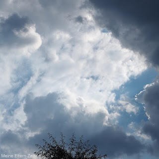 Sommerhimmel. Dunkle Wolken ziehen auf