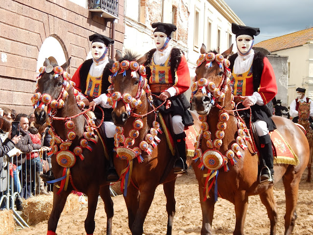 Cavallers desfilen amb vestits sards. Sa Sartiglia d'Oristany, Sardenya