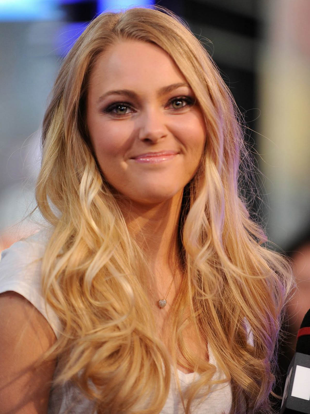 ACTRESS WALLPAPERS: AnnaSophia Robb Hair Style Wallpapers