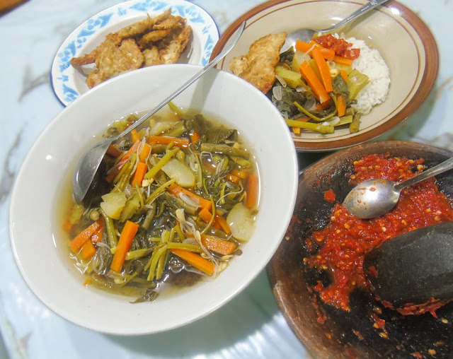 Menu masakan rendah kolesterol Sayur Asem kuah bening khas Jawa Timur hemat bergizi dan kaya serat F