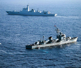 Navios de guerra chineses em exercícios na área das ilhas disputadas.