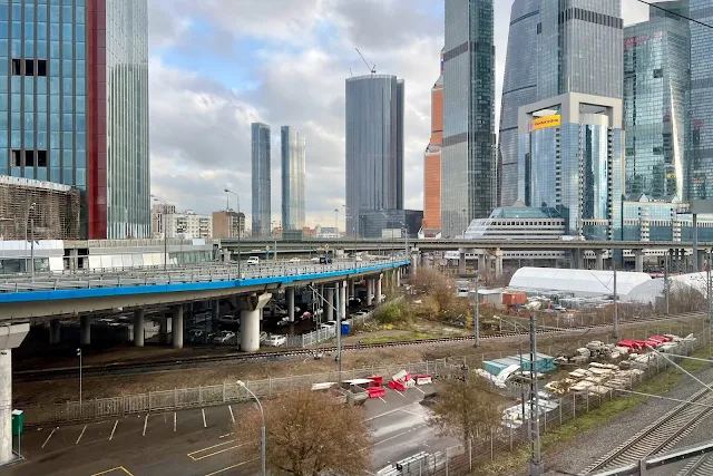 вид из окна поезда, транспортная развязка «Москва-Сити»
