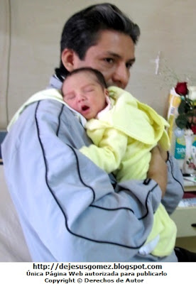 Foto de un papá sacando el chanchito a su bebé. Foto tomada por Jesus Gómez