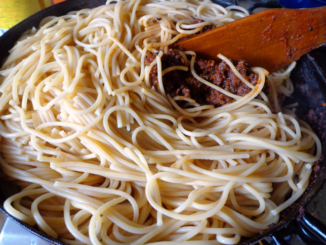 Whole-wheat spaghetti Bolognese by Laka kuharica: stir the spaghetti into the sauce