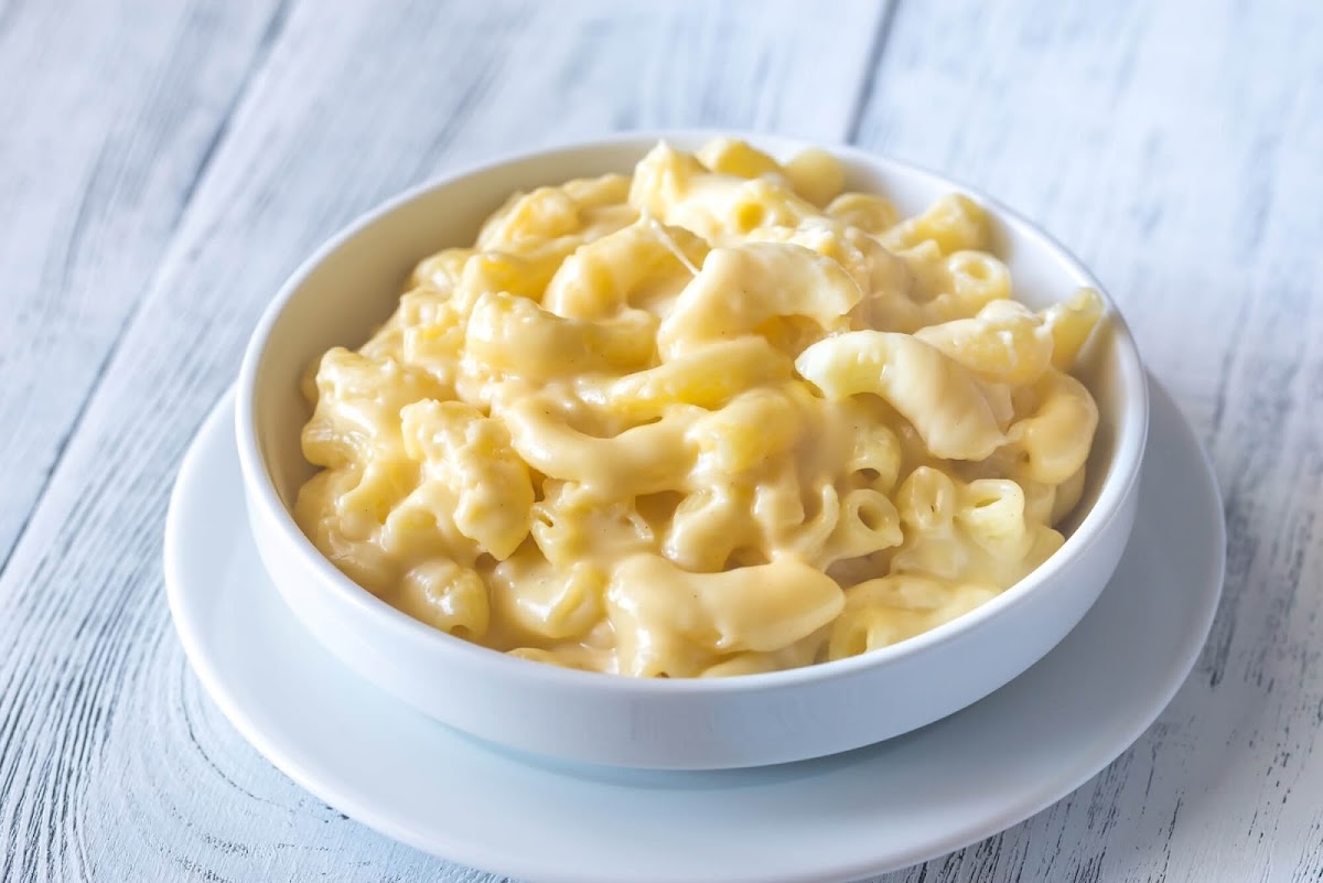 Mac & Cheese: Macarrão com molho de queijo cremoso