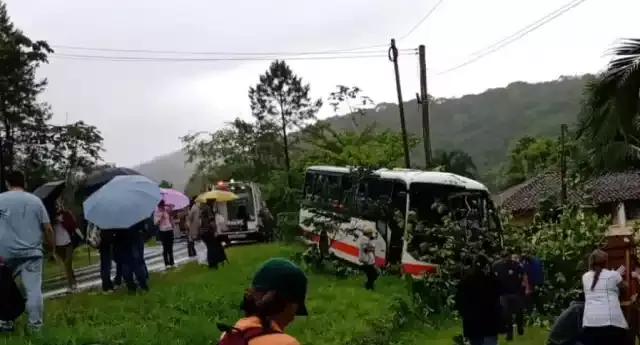Acidente com ônibus é registrado na SP-222, em Jacupiranga