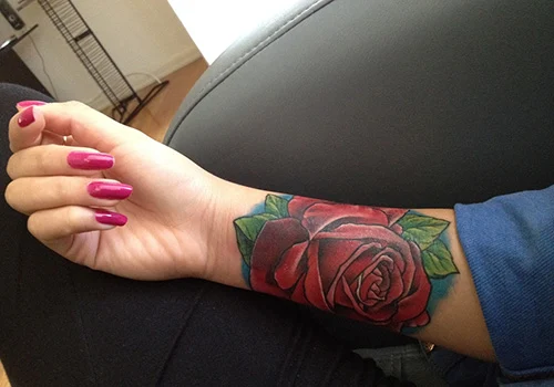 chicas con tatuajes de rosas de diferentes colores