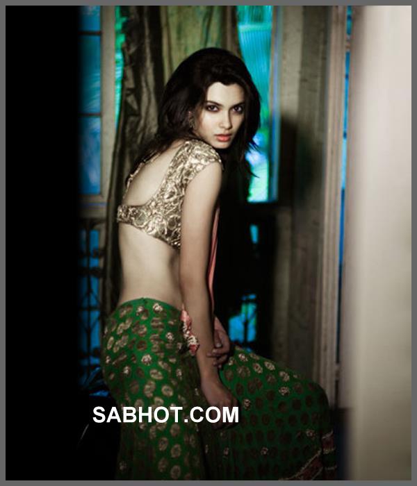 Diana penty shows her back in a traditional outfit - Diana penty(cocktail heroine) pics!!!