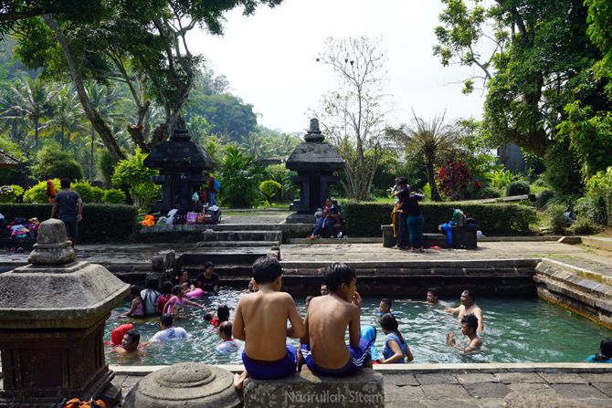 Menunggu giliran berenang di kolam