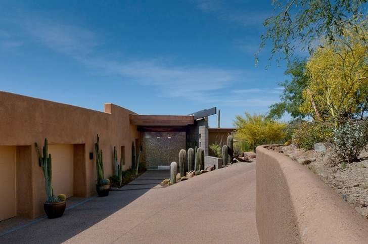 Driveway to the Modern desert home by Tate Studio