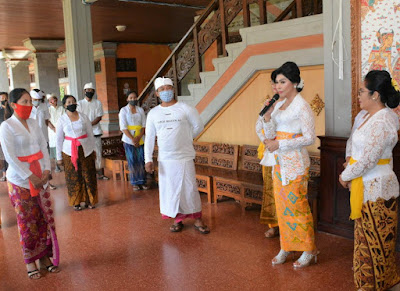 Gatriwara DPRD Bali Bagikan Sembako Kepada Petugas Di Gedung Dewan Provinsi