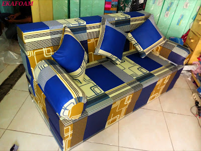 Sofabed inoac edisi terbaru 2016 dengan motif sirkuit biru saat di fungsikan sebagai sofa inoac