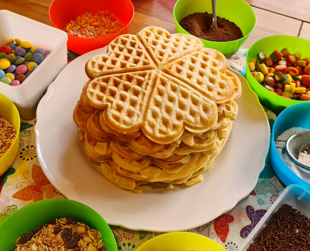 Waffel-Buffet: Rezept für schnelle Waffeln, leckere Toppings & praktische Tipps. Waffeln sind schnell und einfach zuzubereiten und schmecken Kindern wie Erwachsenen. Eine echte Alternative zu herkömmlichen Kuchen und Torten!