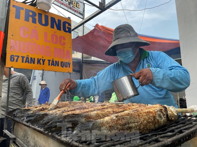 Thức xuyên đêm nướng 5 tấn cá lóc bán ngày vía Thần tài <a href=