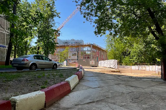улица Павла Корчагина, дворы, строящийся спортивный комплекс