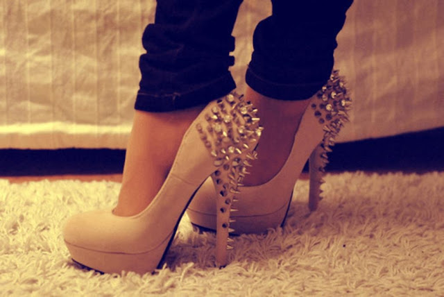 TACONES CON TACHAS