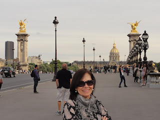 Pont Alexandre III para Invalides Paris França Catedrale de la Sainte-Trinité