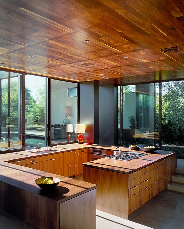 Wooden kitchen in Vienna Way Home by Marmol Radziner