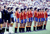 SELECCIÓN DE ESPAÑA. Temporada 1981-82. Arconada, Camacho, Juanito, Santillana, Gordillo, Alexanco, Tendillo, Urquiaga, Perico Alonso, Quini y Zamora. SELECCIÓN DE ESPAÑA 1 SELECCIÓN DE ALEMANIA FEDERAL 2. Viernes, 02/07/1982. XII Copa del Mundo España 1982, 2ª fase, Grupo B, 2º partido. Madrid, España, estadio Santiago Bernabeu: 100.000 espectadores. Árbitro: Paolo Casarín, Italia; linieres: Wöhrer, Austria; Palotai, Hungría.