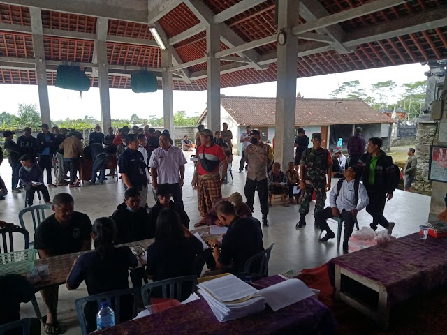Bersinergi Dengan Babinsa, Bhabinkamtibmas Polsek Bangli Polres Bangli Amankan Distribusi BLT BMM