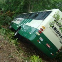 Ônibus da Camurujipe tomba entre Laje e Mutuípe