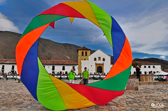 Cometa giratoria sobre la plaza principal de Villa de Leyva, al fondo la iglesia