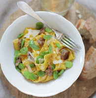 http://our-favorite-apple-pie.blogspot.com/2015/07/pappardelle-z-bobem-biaa-kiebasa-i-mieta.html