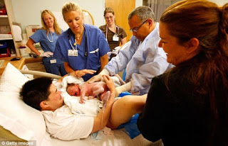 Homem Grávido dá a luz a uma menina em parto normal