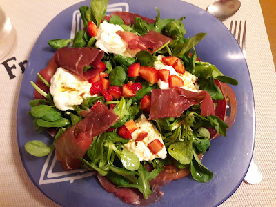 Burrata eta bresaola entsalada marrubi kubotxoekin