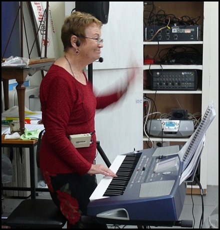 Diane Lyons wowing the Prescott Club members with her sing-along music. Photo courtesy of Dennis Lyons.