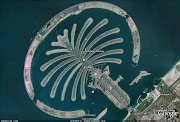 Palm Jumeirah är en minsta av tre planerade artificiella palmformade öar som . (palm)