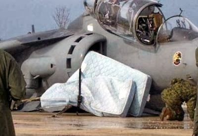 Harrier AV-8B aterrizando sobre colchones landing on mattresses