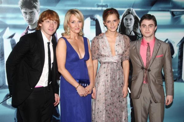 Olha essa foto de Emma Watson Daniel Radcliffe Rupert Grint com a autora 
