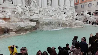 Fontana di Trevi affollata di visitatori a Roma