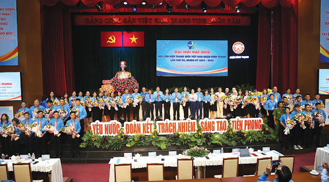 Lãnh đạo quận tặng hoa chúc mừng Ủy ban Hội LHTN Việt Nam quận lần thứ VII,  nhiệm kỳ 2024 - 2029. (Ảnh: TC)